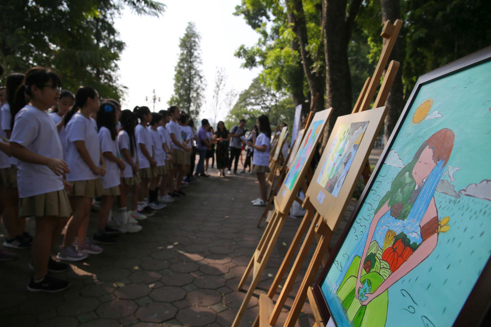 Hơn 30 bức tranh truyền tải thông điệp bảo vệ môi trường do chính tay các bạn học sinh lớp 6I1 trường Marie Curie vẽ. (Ảnh: Minh Sơn/Vietnam+)