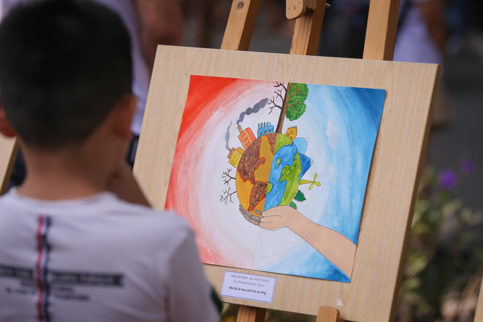 Số tiền thu được từ việc bán các bức tranh sau triển lãm sẽ dùng trong các chương trình nhân ái, từ thiện, chia sẻ cộng đồng của tập thể của lớp 6I1. (Ảnh: Minh Sơn/Vietnam+)