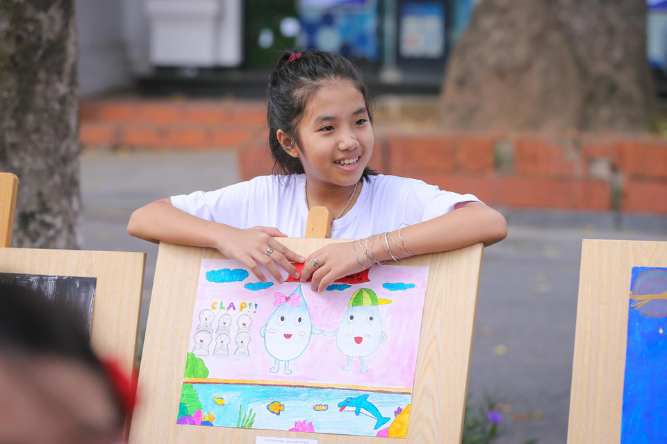 Những bức tranh sống động, sáng tạo và giàu cảm xúc của học sinh lớp 6 Hà Nội khiến người lớn cảm thấy rúng động, xót xa về tình trạng ô nhiễm môi trường sống. (Ảnh: Minh Sơn/Vietnam+)