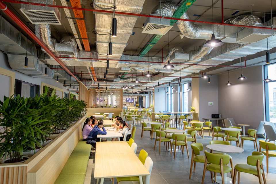 Bên cạnh thiết kế và sử dụng các vật liệu thân thiện với môi trường, FPT Tower còn có hệ thống sân vườn cảnh quan với nhiều cây xanh, thảm cỏ, tạo không gian tiện ích cho cán bộ nhân viên làm việc, đồng thời kết nối với Công viên Cầu Giấy góp phần tạo nên khoảng không gian xanh rất cần thiết trong đô thị. (Ảnh: Minh Sơn/Vietnam+)