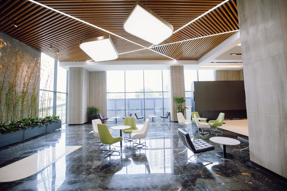 Với thiết kế mô phỏng hình khối logo của FPT, FPT Tower gồm hai tòa nhà cao 21 tầng và 17 tầng cùng văn phòng trung tâm dữ liệu hiện đại cao 8 tầng với sức chứa lên đến 250.000 TB. (Ảnh: Minh Sơn/Vietnam+)