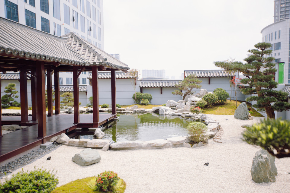 Hai khu vườn Nhật và châu Âu nét chấm phá đặc sắc trong công trình FPT Tower. Hai khu cảnh quan độc đáo này được dành để tri ân hai thị trường chính của FPT trong chặng đường gần một phần ba thế kỷ: Nhật Bản và Âu Mỹ. (Ảnh: Minh Sơn/Vietnam+)