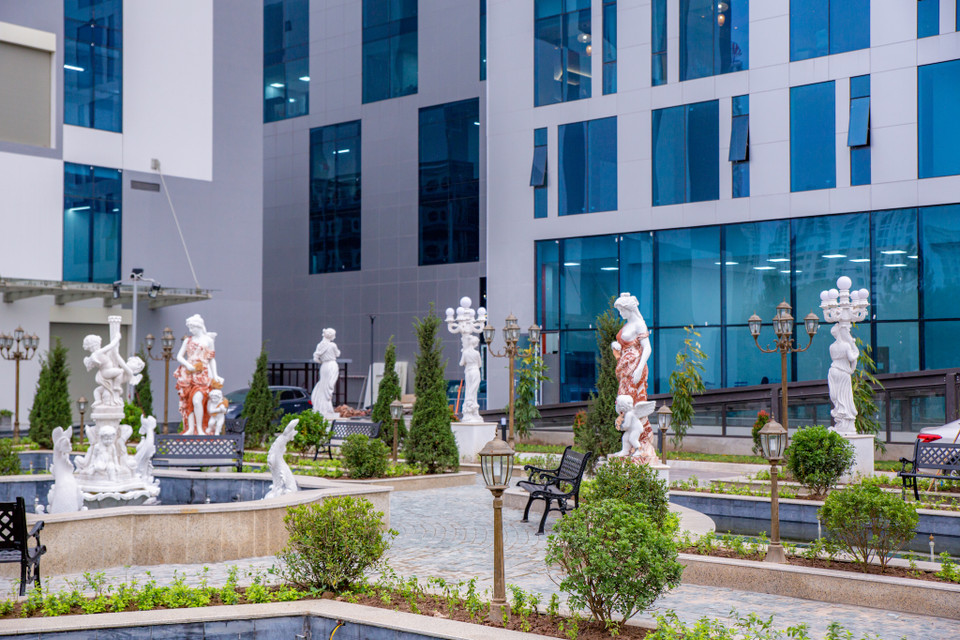 Khu vườn Châu Âu nằm đằng sau toà nhà khiến nhiều người đi qua phải trầm trồ ngoái lại. (Ảnh: Minh Sơn/Vietnam+)