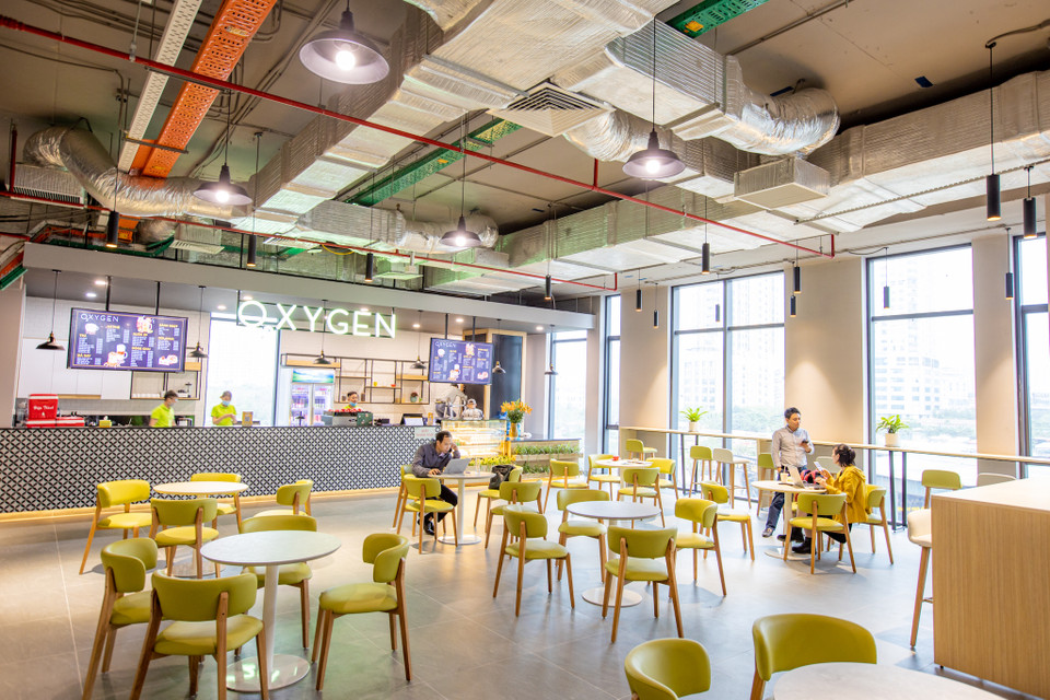 Khu căng tin của toà nhà rộng đến mức có thể đáp ứng được hàng ngàn nhân viên vào thời điểm trưa hoặc tối. (Ảnh: Minh Sơn/Vietnam+)