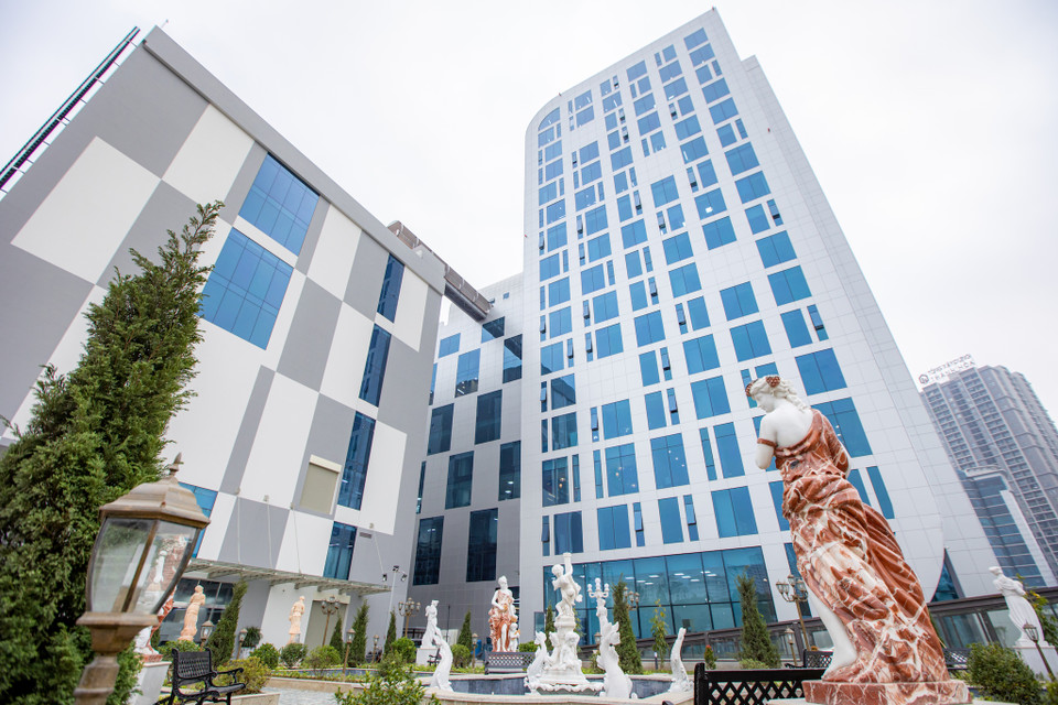 Tọa lạc nơi giao 5 con phố, FPT Tower gồm một tòa nhà với 3 khối 17 tầng, 8 tầng và 21 tầng được nối với nhau, thêm vào đó là trung tâm dữ liệu lớn. (Ảnh: Minh Sơn/Vietnam+)