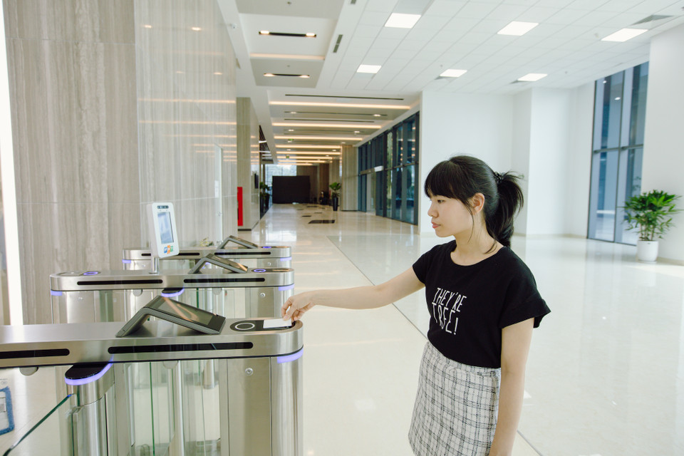 Đây cũng là một trong những toà nhà áp dụng các công nghệ hiện đại nhất. Khu vực check-in sẽ được áp dụng công nghệ nhận diện khuôn mặt, khi đến hệ thống sẽ nhận diện đúng người và tầng nơi họ làm việc. (Ảnh: Minh Sơn/Vietnam+)
