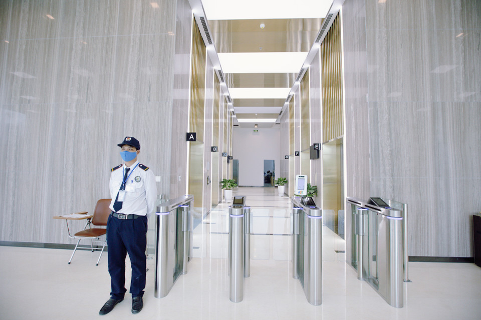 FPT Tower được xây dựng trên diện tích đất gần 16.000 m2 với diện tích xây dựng 102.500 m2. Công trình cung cấp chỗ làm việc cho khoảng 9.000 nhân lực ngành công nghệ thông tin của Tập đoàn. (Ảnh: Minh Sơn/Vietnam+)