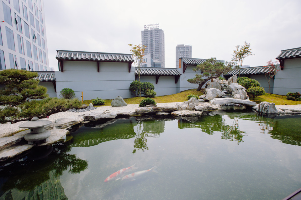 Khu vườn Nhật với cảnh quan đặc trưng nằm trên tầng 8 của toà nhà. (Ảnh: Minh Sơn/Vietnam+)