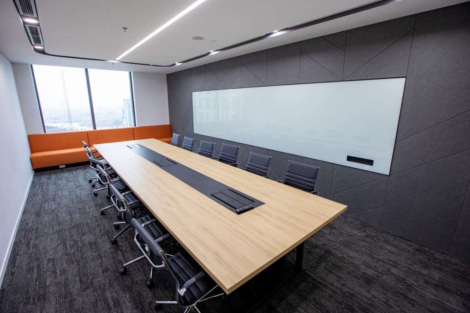 Các phòng họp được tích hợp hệ thống đặt giờ tự động. Khi có người đăng ký họp phòng, khi đến giờ họp mọi thiết bị như điều hoà, đèn chiếu, máy chiếu sẽ tự động bật để phục vụ người tham gia. Màn hình bên ngoài sẽ thông báo cho khách mời tham dự. (Ảnh: Minh Sơn/Vietnam+)