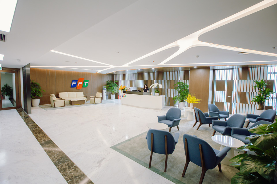'Khi tham quan toà nhà, mọi người có thể thấy ngay cả các chi tiết nội thất bên trong đều có cảm hứng từ logo của FPT như sàn, trần, ghế ngồi... Với thiết kế bo tròn, uyển chuyển mang hơi hướm hiện đại. Tôi hy vọng khi người ta nhìn từ xa có thể nhận ra đây là toà nhà của FPT, do người FPT xây dựng,' ông Hoàng Anh cho biết. (Ảnh: Minh Sơn/Vietnam+)