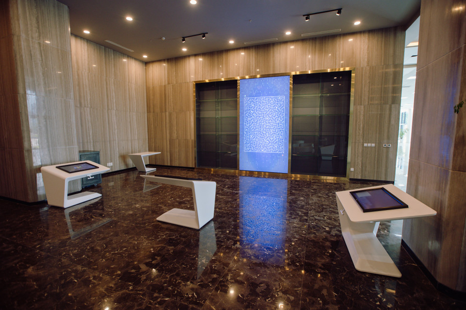 Ông Hoàng Anh - Trưởng ban Xây dựng cơ bản FPT (FID) cho biết, thiết kế toà nhà được lấy cảm hứng từ 3 chiếc lá của logo FPT. (Ảnh: Minh Sơn/Vietnam+)