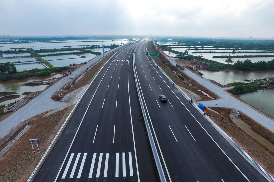 Hiện nay vẫn còn 30km cuối cùng đang được chủ đầu tư gấp rút hoàn thành trước ngày thông xe toàn tuyến vào 5/12. (Ảnh: Minh Sơn/Vietnam+)