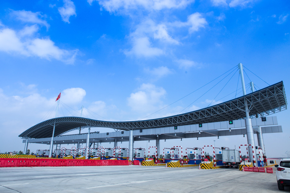 Đoạn tuyến 75 km được thông xe áp dụng mức thu phí tiêu chuẩn là 1.500 đồng/km/xe. Biểu giá mức thu phí để lưu thông trên đoạn tuyến này thấp nhất là 110.000 đồng đối với xe dưới 12 ghế ngồi, xe tải có tải trọng dưới 2 tấn, các loại xe buýt vận tải khách công cộng. (Ảnh: Minh Sơn/Vietnam+)