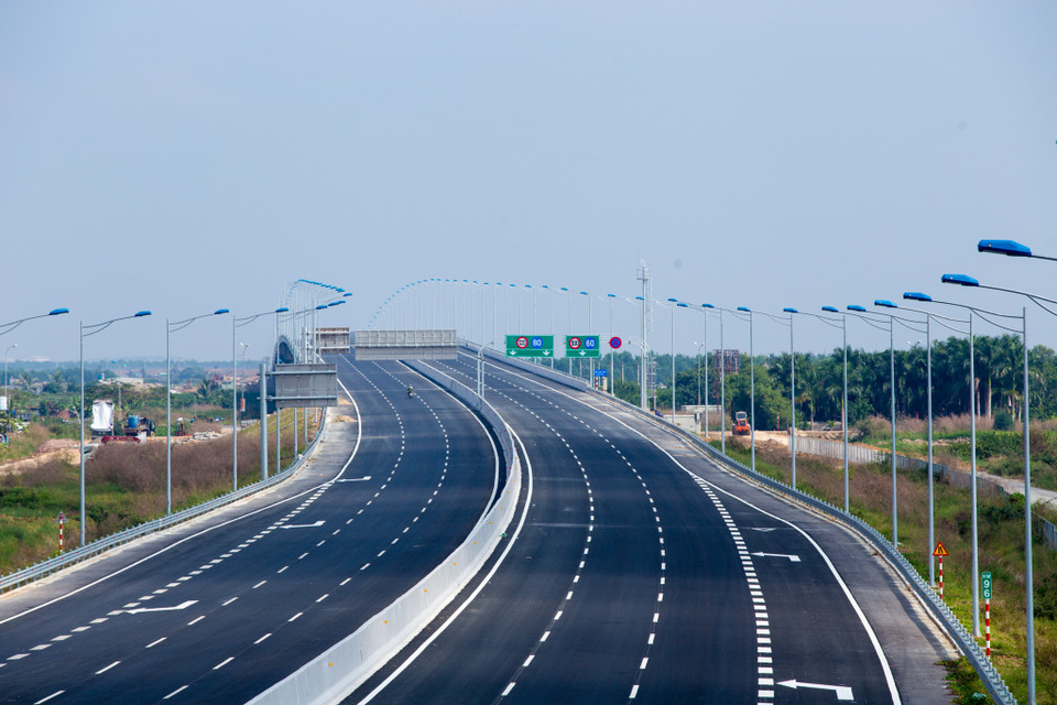Tuyến cao tốc sẽ giảm tải cho quốc lộ 5 đồng rút ngắn thời gian đi từ Hà Nội xuống Hải Phòng chỉ còn khoảng 1,5 tiếng thay vì 2,5 tiếng như trước đây. (Ảnh: Minh Sơn/Vietnam+)