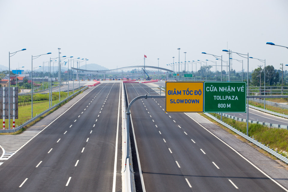 Biển báo được đặt trước khi xe đến gần trạm thu phí khoảng 800m. (Ảnh: Minh Sơn/Vietnam+)