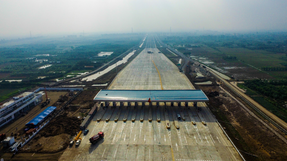 Có hai trạm thu phí lớn tại vị trí đầu tuyến thuộc địa phận Hưng Yên với quy mô 14 làn thu phí và cuối tuyến thuộc địa phận Hải Phòng với quy mô 16 làn thu phí. Ngoài ra, còn các trạm nhỏ bố trí trên nút giao với các đường quốc lộ với quy mô 4-10 làn thu phí. (Ảnh: Minh Sơn/Vietnam+)