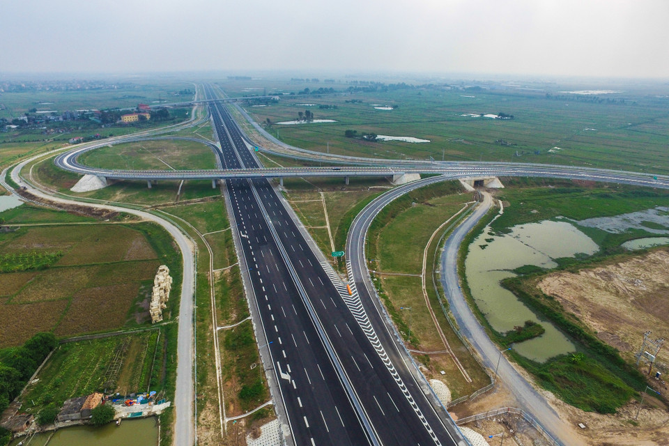 Dự án bao gồm đường gom hai bên để kết nối các đường dân sinh địa phương. Tổng chiều dài đường gom là 164,8km. (Ảnh: Minh Sơn/Vietnam+)