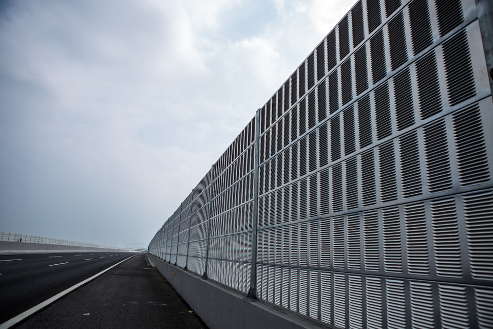 Hệ thống cách âm độc đáo được lắp đặt tại các tuyến cao tốc hiện đại trên thế giới lần đầu được sử dụng tại Việt Nam. Những tấm cách âm đặt dọc hai bên đường sẽ hút toàn bộ tiếng ồn của các phương tiện tránh ảnh hưởng đến người dân. (Ảnh: Minh Sơn/Vietnam+)