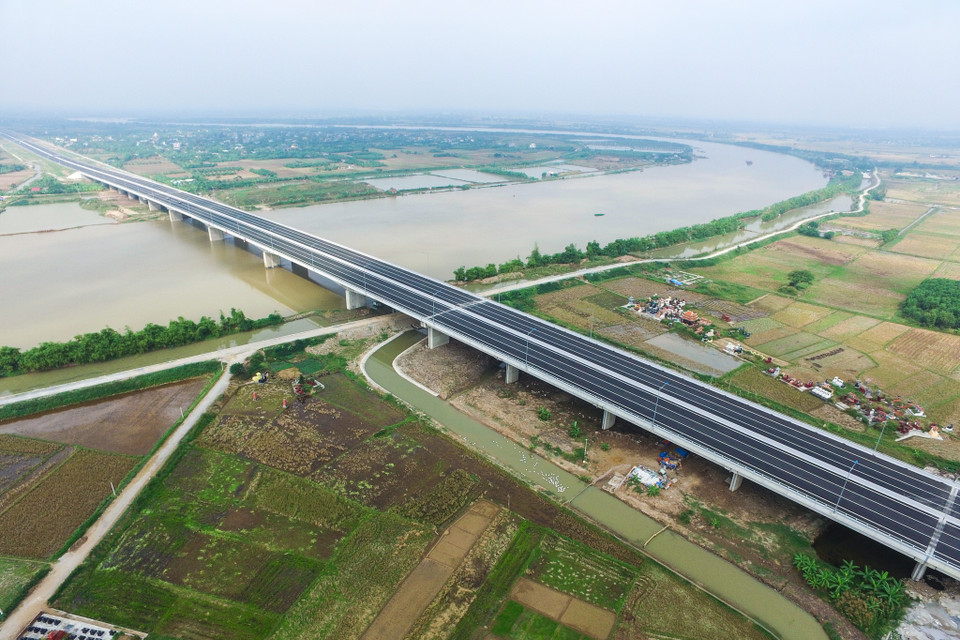 Vào tháng 5/2015, các đoạn 22,7km (qua Hải Phòng) đã được đưa vào sử sử dụng. Tiếp tục là tháng 9/2015 với 52,5 km đoạn từ nút giao quốc lộ 39 (tỉnh Hưng Yên) đến nút giao quốc lộ 10 (Hải Phòng). (Ảnh: Minh Sơn/Vietnam+)