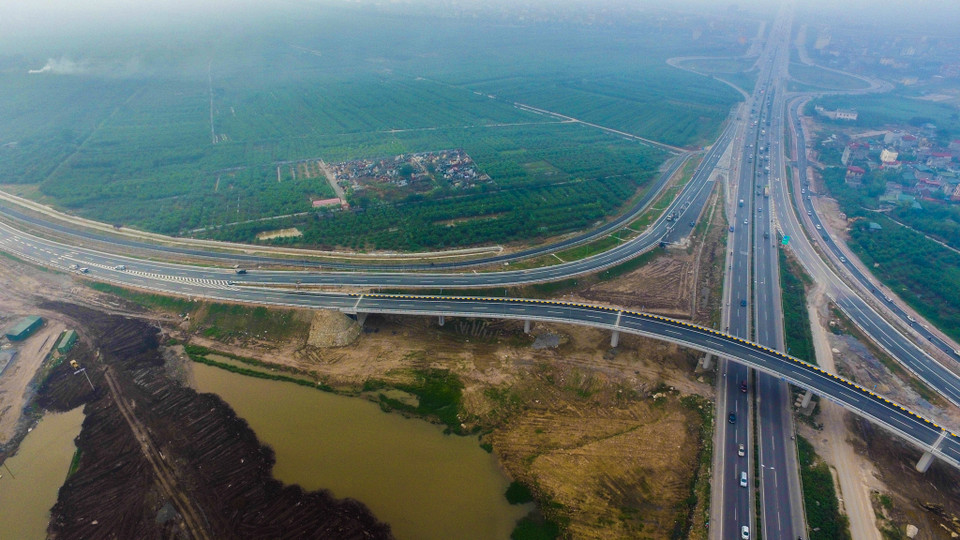 Có tổng cộng 39 vị trí giao cắt trực thông (đường ngang vượt đường cao tốc bằng cầu vượt hoặc đường ngang đi dưới đường cao tốc bằng hầm chui). (Ảnh: Minh Sơn/Vietnam+)
