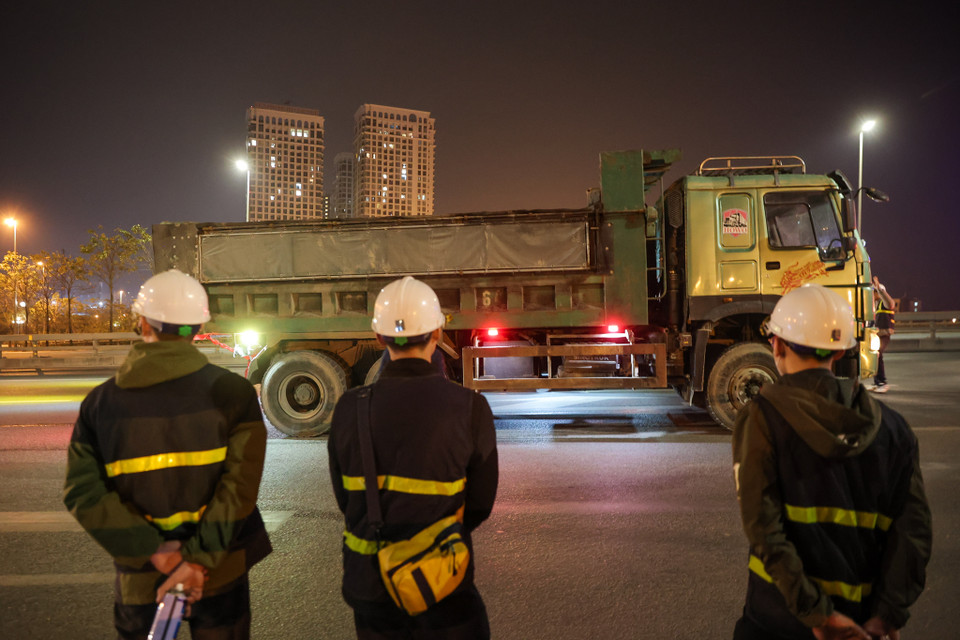 Có rất nhiều hạng mục như kiểm tra các cấu kiện, kết cấu, đo việc căng dây văng, thử tải tại các nhịp trên cầu. Đây cũng là lần đầu tiên Sở Giao thông Vận tải Hà Nội tiến hành kiểm tra, kiểm định cầu. (Ảnh: Minh Sơn/Vietnam+)