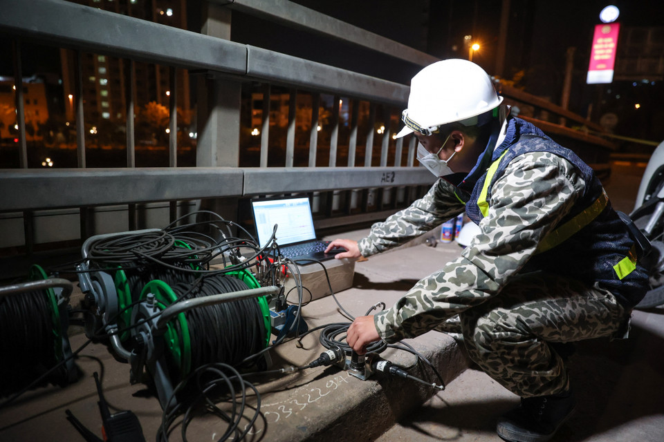 Đại diện đơn vị kiểm định cho biết các hạng mục trên cầu Nhật Tân như mặt cầu, nhịp cầu, trụ cầu và hệ thống dây văng qua công tác quản lý, theo dõi vẫn đang sử dụng tốt, tuy nhiên nhiều hạng mục trong đó có các trụ, nhịp dẫn thuộc hệ thống cầu cạn cần được kiểm định, thử tải để đánh giá và đảm bảo mức độ an toàn. (Ảnh: Minh Sơn/Vietnam+)