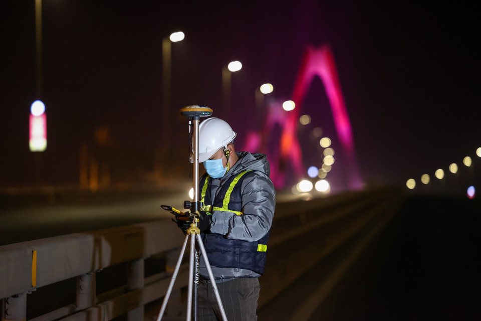 Các xe bị cấm lưu thông qua cầu Nhật Tân hướng Võ Chí Công đi Võ Nguyên Giáp từ 0 - 4 giờ trong các ngày 16 - 20/2. Thời gian còn lại, xe qua cầu Nhật Tân hướng Võ Nguyên Giáp đi Võ Chí Công di chuyển bình thường. (Ảnh: Minh Sơn/Vietnam+)