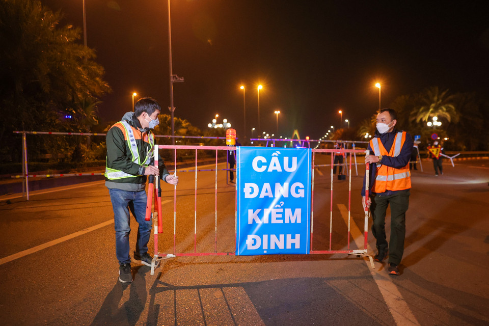 Đúng 0 giờ sáng ngày 17/2, Sở Giao thông Vận tải Hà Nội đã tiến hành cấm một chiều cầu Nhật Tân hướng từ Võ Chí Công đi sân bay Nội Bài để tiến hành công tác kiểm định tải trọng. (Ảnh: Minh Sơn/Vietnam+) 