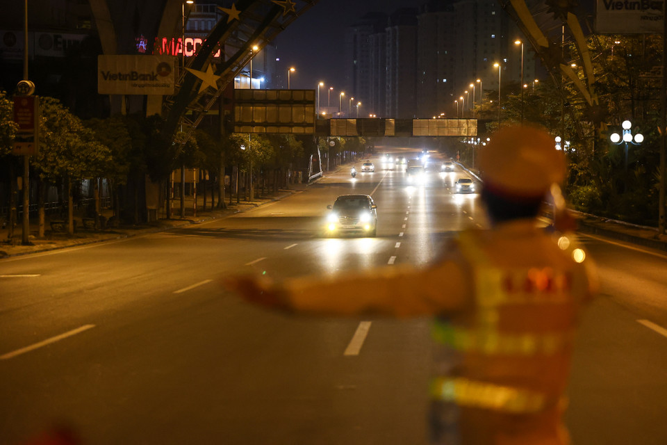 Để phục vụ công tác kiểm định cầu Nhật Tân, Sở Giao thông Vận tải Hà Nội đã tổ chức các phương án phân luồng, tổ chức lại giao thông. (Ảnh: Minh Sơn/Vietnam+)