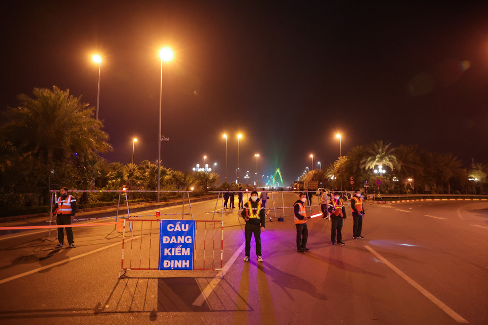 Theo đại diện đơn vị kiểm định, thử tải sẽ tiến hành vào ban đêm để giảm thiểu tác động đến người dân, đảm bảo giao thông. Sở Giao thông Vận tải Hà Nội cũng đã chọn cấm đường khung giờ có lưu lượng xe thấp nhất từ 0-4 giờ sáng, thời điểm này lưu lượng xe đo đếm được khoảng 100 xe/giờ (Ảnh: Minh Sơn/Vietnam+)