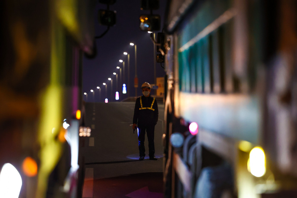 Cầu Nhật Tân nằm trên tuyến huyết mạch nối từ trung tâm Hà Nội đến các tỉnh phía Bắc. Chính vì vậy, công tác kiểm tra đánh giá an toàn công trình hết sức quan trọng. (Ảnh: Minh Sơn/Vietnam+)