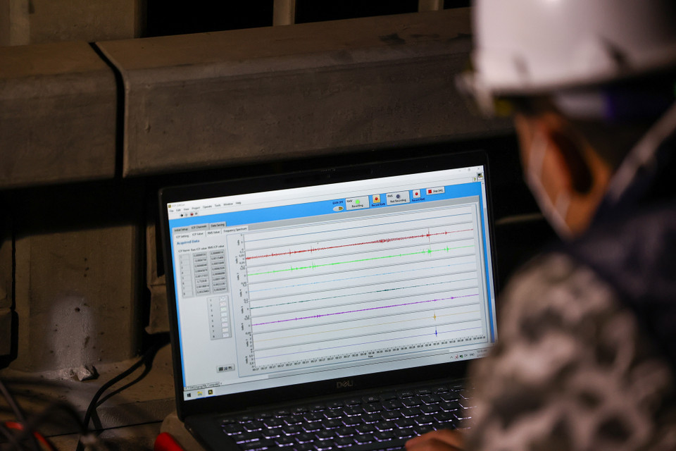 Rạng sáng 17/2, Sở Giao thông Vận tải đã cho 8 xe tải có tải trọng từ 27-30 tấn để kiểm tra 6 nhịp cầu hướng từ Võ Chí Công đi Nội Bài. (Ảnh: Minh Sơn/Vietnam+)