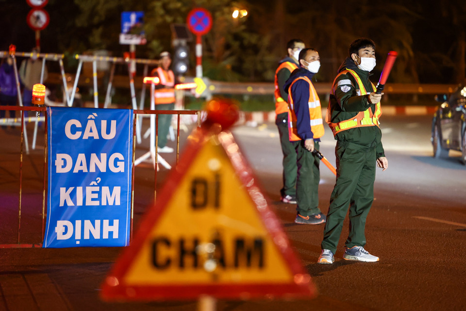 Quá trình thử tải sẽ được thực hiện trong nhiều đêm, mỗi đêm sẽ thực hiện ở một số nhịp. Mỗi đêm, nhà chức trách sẽ chỉ thử tải và cấm một chiều đường để giảm thiểu tối đa ảnh hưởng tới người dân. (Ảnh: Minh Sơn/Vietnam+)