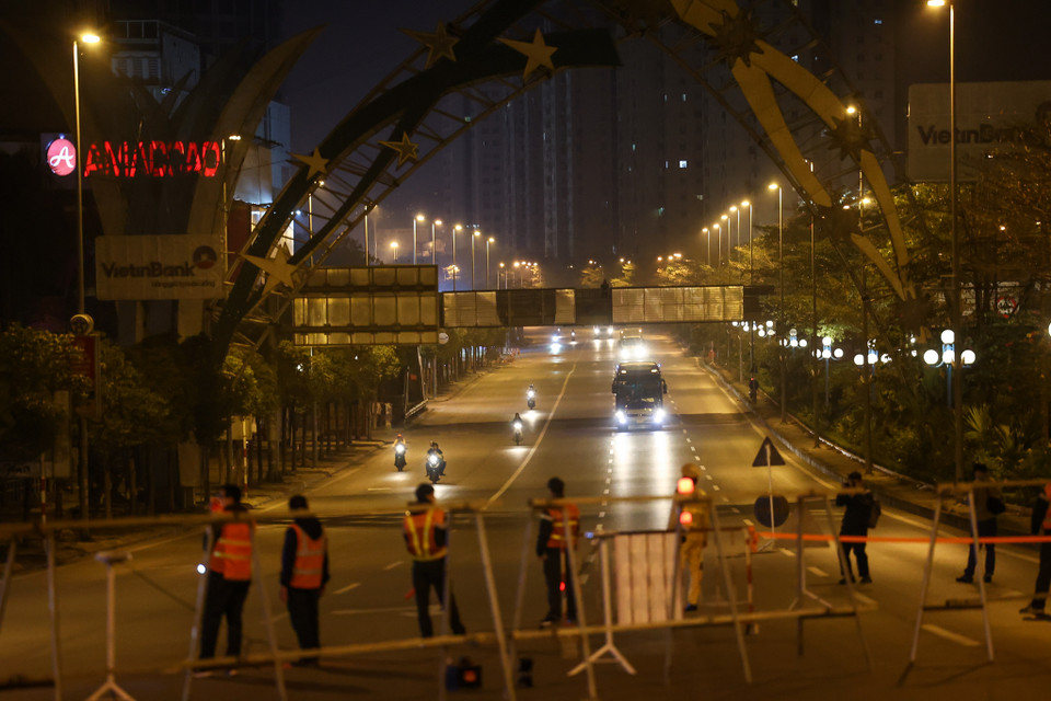 Các đơn vị thực hiện kiểm định cầu Nhật Tân sẽ điều chỉnh phương án cấm xe theo hướng dựng rào và "đóng - mở" theo hướng linh động. (Ảnh: Minh Sơn/Vietnam+)