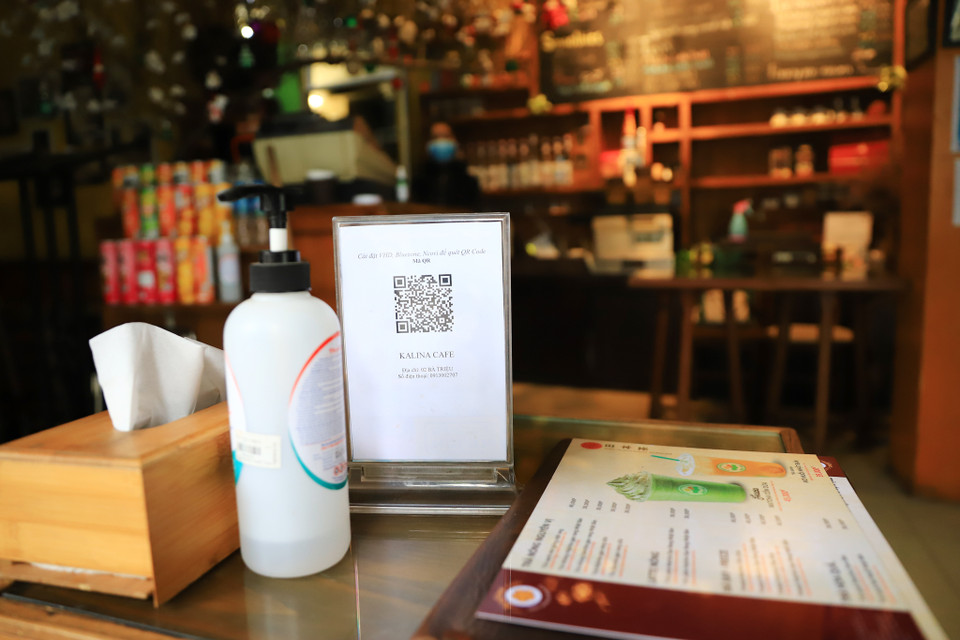 Nhân viên nhà hàng chia sẻ: 'Từ sáng đến 10 giờ mới bán được hai cốc cho khách mang về, trời rét cộng thêm việc ngừng kinh doanh tại chỗ khiến lượng khách đến cửa hàng rất ít.’ (Ảnh: Hoài Nam/Vietnam+)