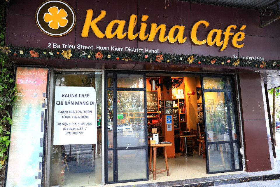 Quán cà phê trên đường Bà Triệu vắng bóng khách, lượng người mua giảm đáng kể so với những ngày trước đó. (Ảnh: Hoài Nam/Vietnam+)