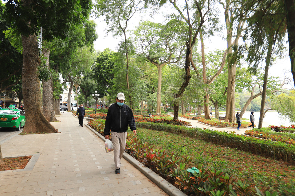 Tại khu vực Hồ Gươm hôm nay đã vắng người tản bộ do nhiệt độ giảm khá sâu. (Ảnh: Hoài Nam/Vietnam+)