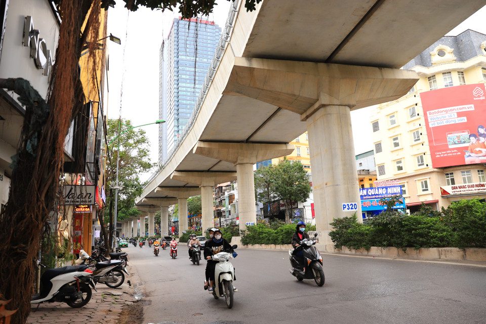 Đường Cầu Giấy vốn là một tuyến đường đông đúc nhưng hôm nay cũng vắng vẻ hơn. (Ảnh: Hoài Nam/Vietnam+)