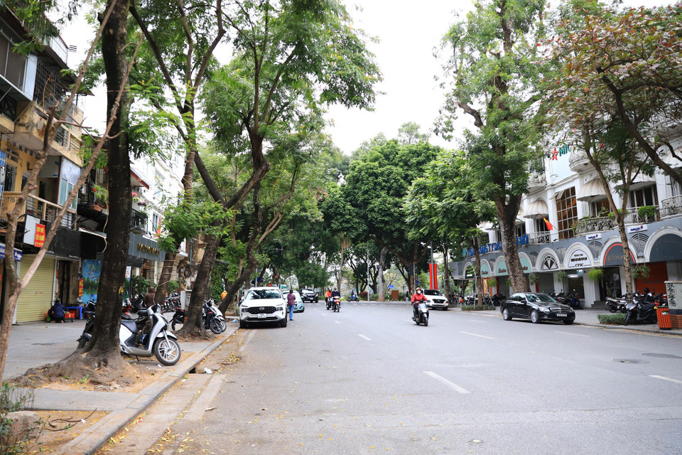 Thời tiết lạnh và lệnh cấm bán hàng tại chỗ nên nhiều con phố trên khu vực phố cổ cũng vắng bóng người qua lại. (Ảnh: Hoài Nam/Vietnam+)