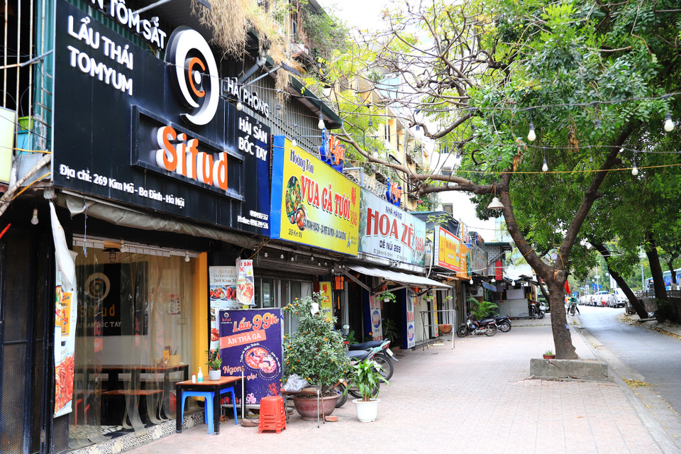 Tổ hợp quán ăn tại đường Kim Mã đóng cửa, chỉ số ít phục vụ bán mang về. (Ảnh: Hoài Nam/Vietnam+)