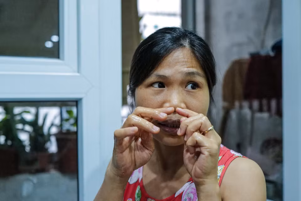 Chị Nguyễn Kiều Hoa, cư dân tại khu HH Linh Đàm cho biết từ 10/10 đã phát hiện nước có mùi thuốc trừ sâu nồng nặc. Đến hiện tại, tuy mùi đã giảm nhưng chị và gia đình vẫn chưa dám sử dụng lại. (Ảnh: PV/Vietnam+)