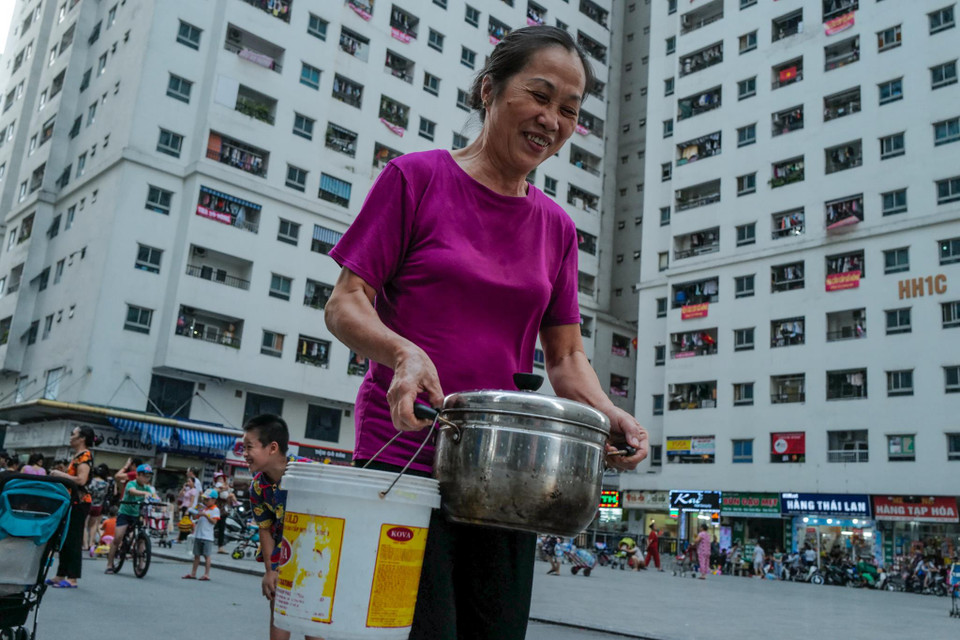 Sau khi thấy nước tại đây có hiện tượng lạ, người dân tại 12 tòa chung cư HH đã ngưng sử dụng và tìm kiếm các nguồn nước bên ngoài như nước khoáng đóng chai, bình chứa. (Ảnh: PV/Vietnam+)