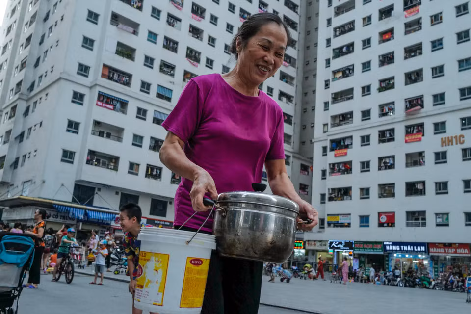 Sau khi thấy nước tại đây có hiện tượng lạ, người dân tại 12 tòa chung cư HH đã ngưng sử dụng và tìm kiếm các nguồn nước bên ngoài như nước khoáng đóng chai, bình chứa. (Ảnh: PV/Vietnam+)