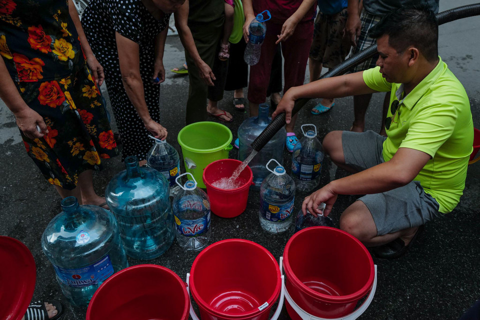 Mỗi ngày sẽ có một xe bồn chưa khoảng 7 khối nước sạch được đưa đến để phục vụ người dân tại khu đô thị Linh Đàm. (Ảnh: PV/Vietnam+)