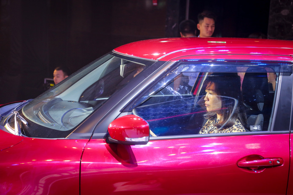 So với phiên bản trước thì Swift 2019 thấp hơn nhưng chiều rộng và trục cơ sở đều lớn hơn. Nhờ vậy, không gian cabin xe cũng được cải thiện đáng kể. Thể tích khoang hành lý cũng tăng từ 211 lên 254 lít. (Ảnh: Minh Sơn/Vietnam+)