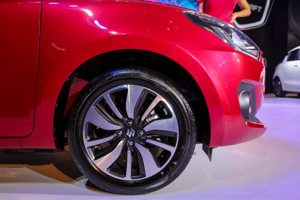 Kích thước tổng thể xe là 3.840 x 1.735 x 1.495 (mm), trục cơ sở 2.450mm. Lazăng có đường kính dài 16 inch. (Ảnh: Minh Sơn/Vietnam+)