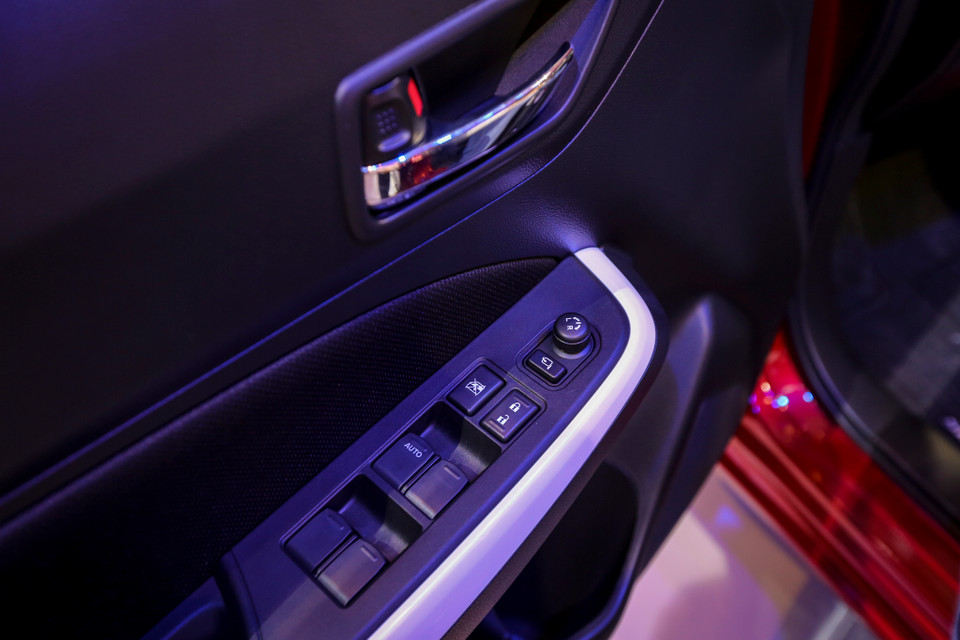 Trong khi đó, phiên bản thấp hơn không có đèn LED định vị ban ngày, điều hòa dạng cơ, không có camera lùi, không có ga tự động (Cruise Control), hai bánh sau sử dụng phanh tang trống. (Ảnh: Minh Sơn/Vietnam+)