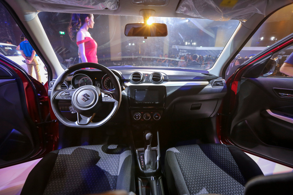 Phía trước là hai cụm đồng hồ dạng ống, mạ viền chrome hiển thị thông tin rõ ràng, sắc nét. (Ảnh: Minh Sơn/Vietnam+)