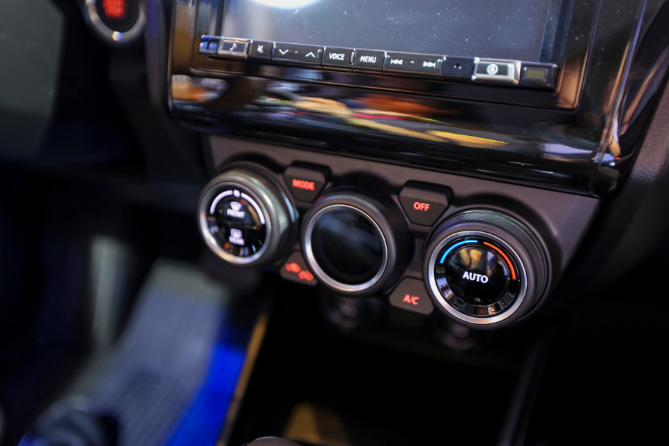 Nội thất xe bản cao cấp còn được trang bị nút bấm khởi động start/stop, màn hình cảm ứng kèm camera lùi, hệ thống điều hòa tự động. (Ảnh: Minh Sơn/Vietnam+)