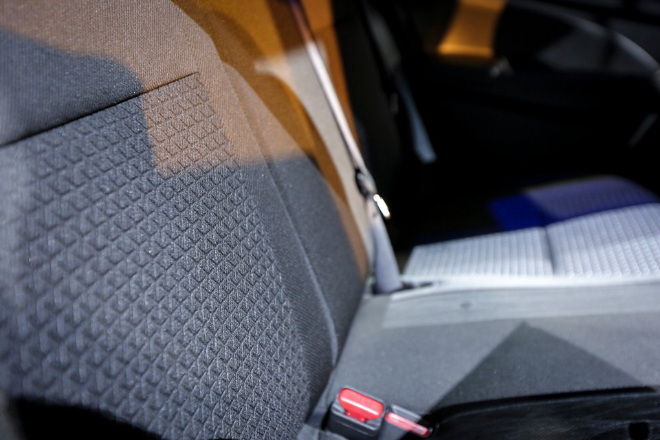 Bên trong, ghế ngồi bọc nỉ, đủ rộng rãi cho cả 5 người lớn nhờ kích thước được cải thiện. (Ảnh: Minh Sơn/Vietnam+)